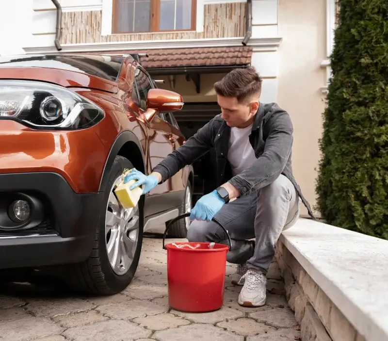 Lavage auto à domicile Drémil-Lafage : professionnel intervenant sur un véhicule